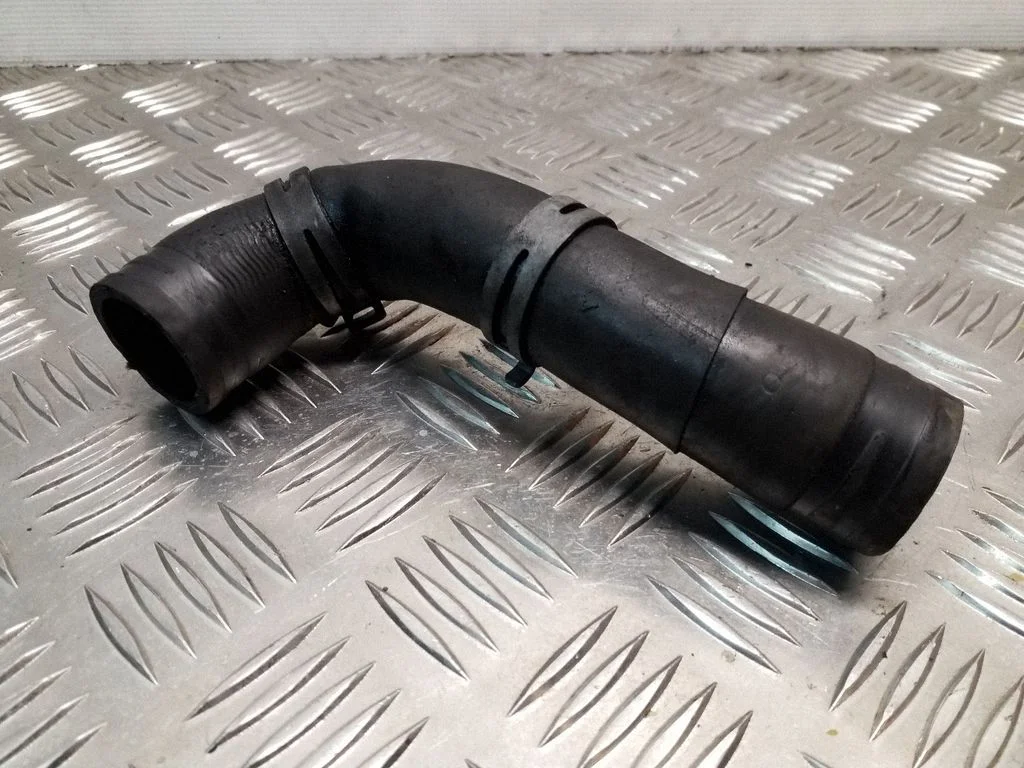 Engine coolant pipe/hose