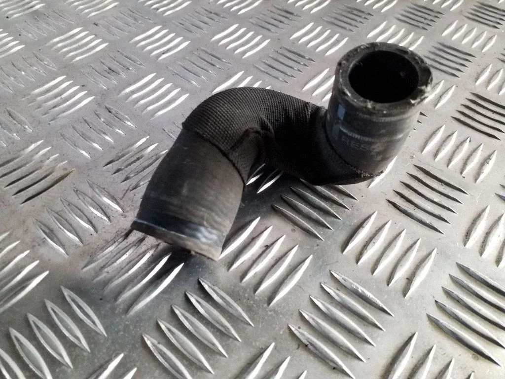Engine coolant pipe/hose
