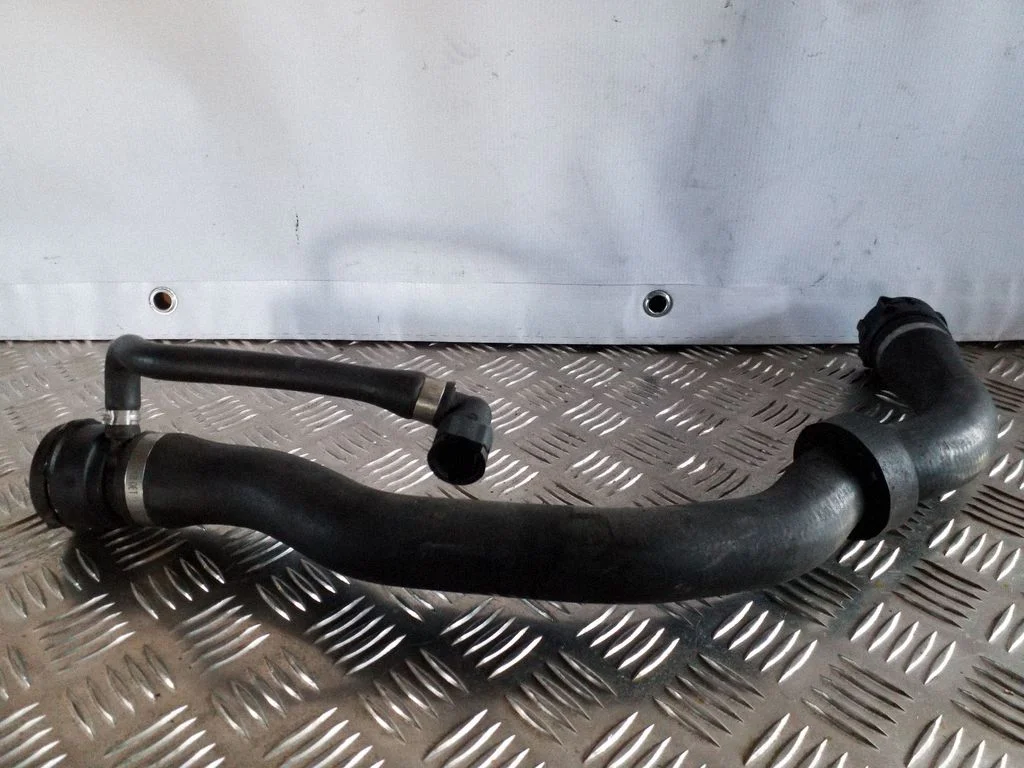 Engine coolant pipe/hose