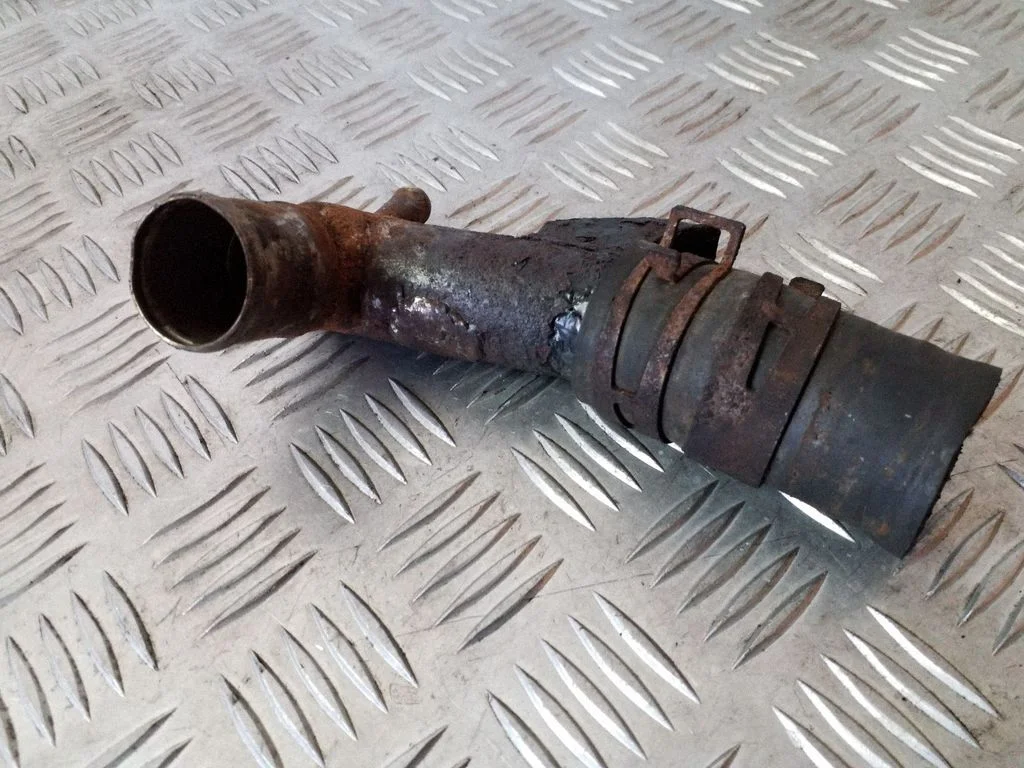 Engine coolant pipe/hose