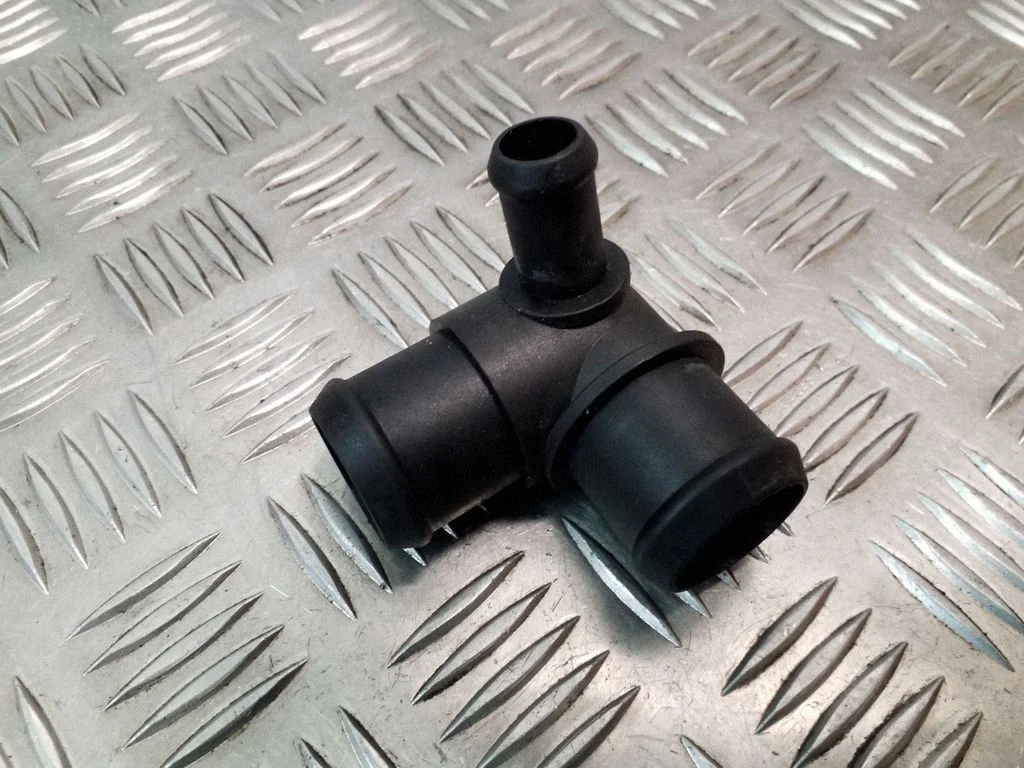 Engine coolant pipe/hose