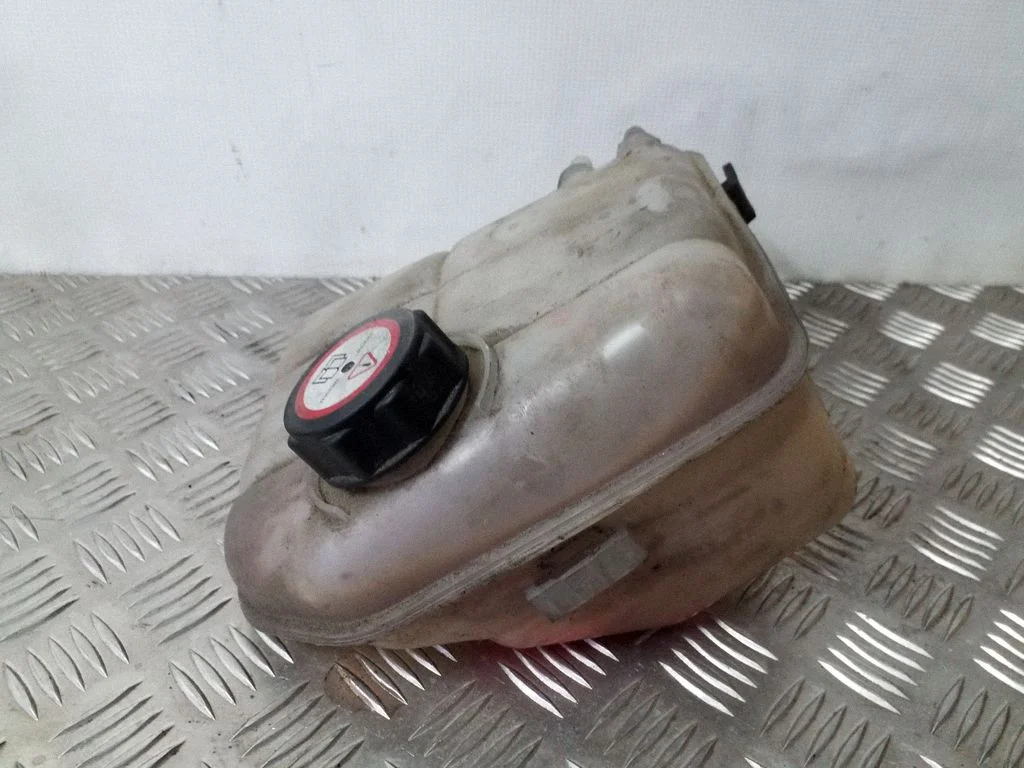 Dzesēšanas šķidruma izplešanās tvertne 98AB8K218AK