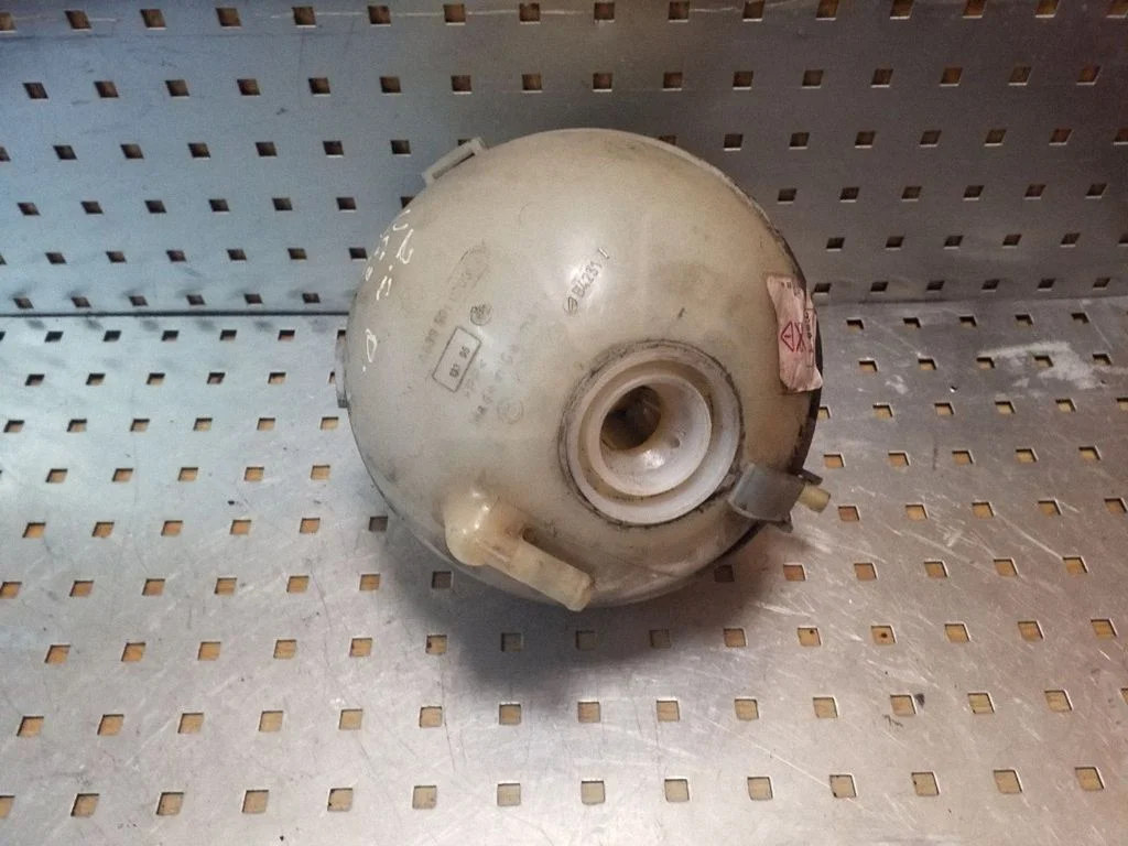 Coolant expansion tank/reservoir A6395010203