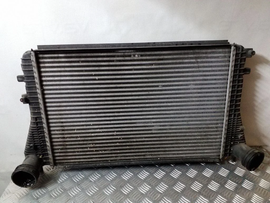 Starpdzesētāja (interkūlera) radiators 1K0145803S