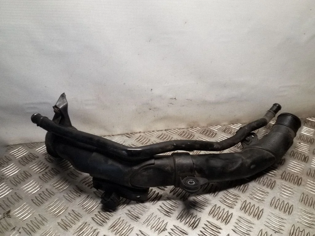 Vahejahuti voolik (-ud)/ toru (-d) 1K0145762JK