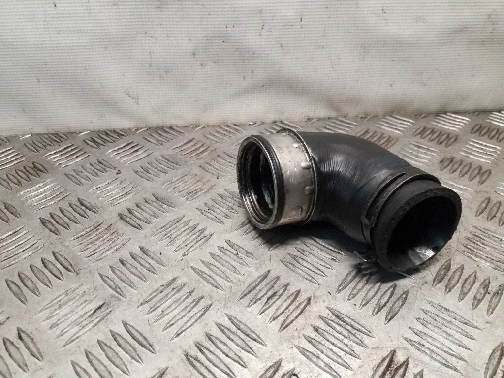 Starpdzesētāja šļūtene (-es)/ caurule (-es) 3B0145834P
