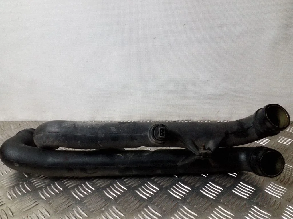 Vahejahuti voolik (-ud)/ toru (-d) 1H0145840F
