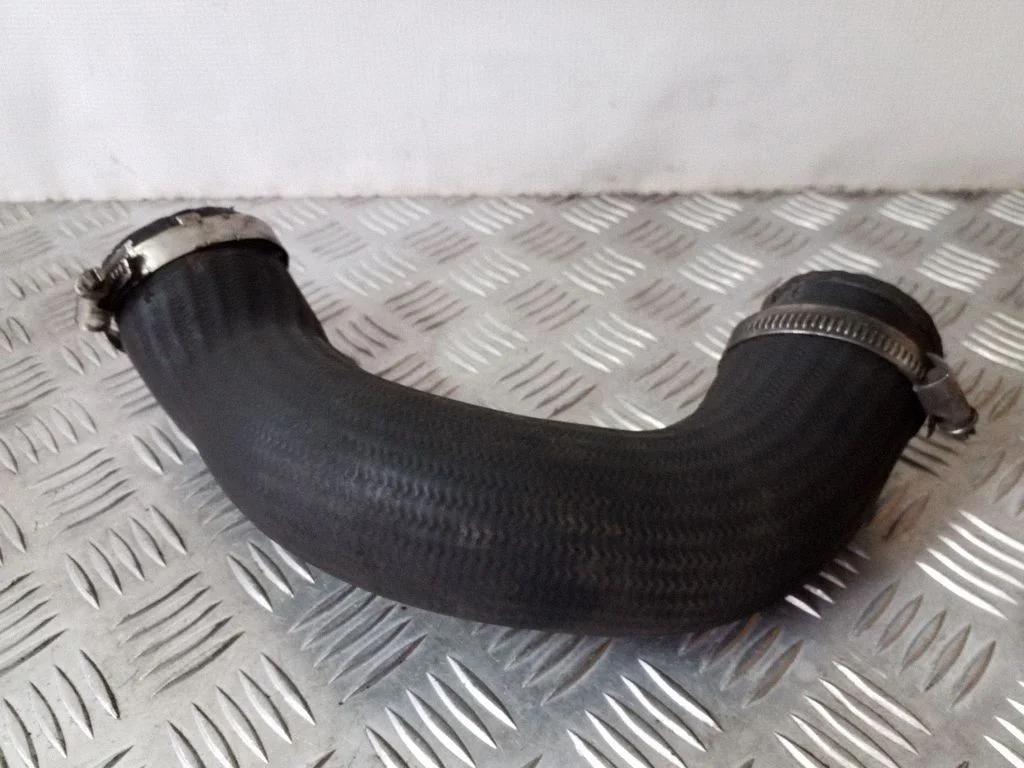 Vahejahuti voolik (-ud)/ toru (-d) 5N0145834G
