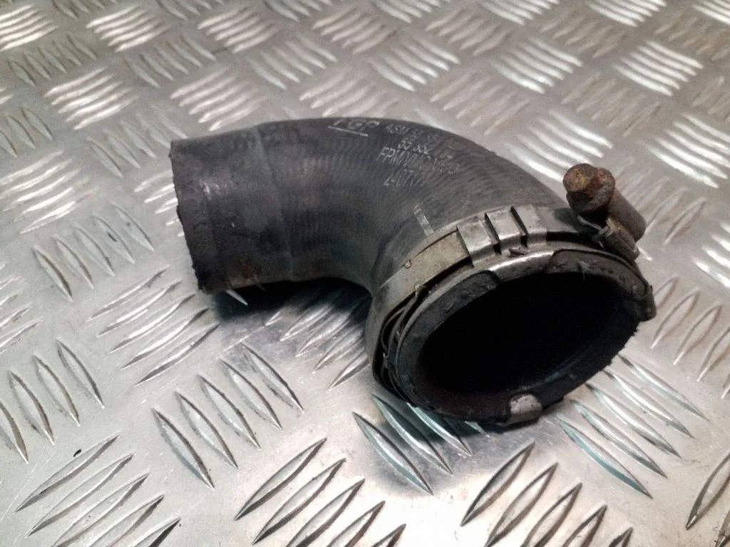 Vahejahuti voolik (-ud)/ toru (-d) 55354826 – Saab 9-3 Ver2 (2003-2007)