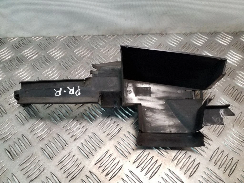 Intercooler air guide/duct channel – front right