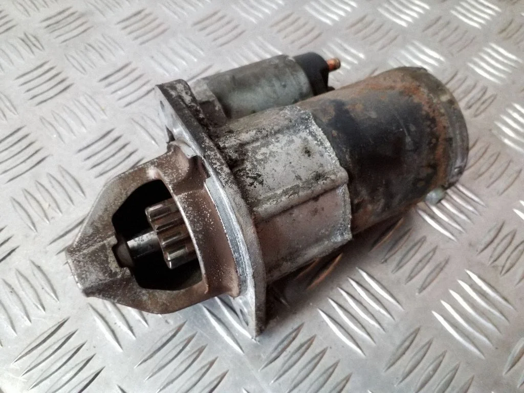 Starter motor 1810A185