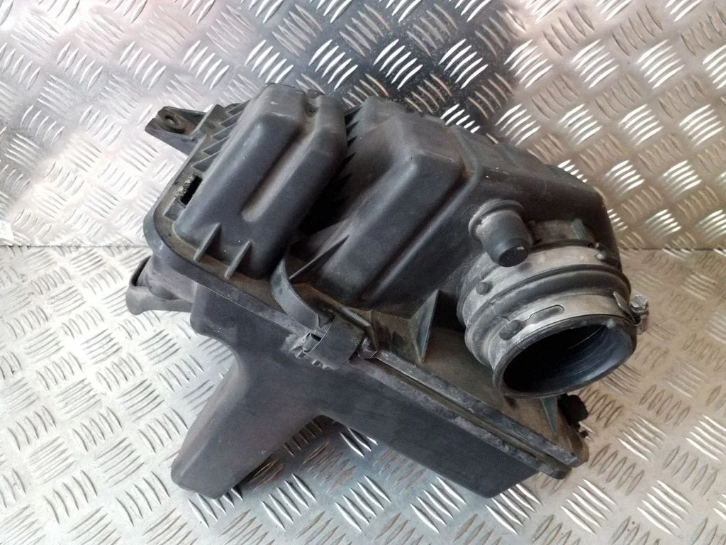 Air filter box – Chrysler Voyager (2004-2007)