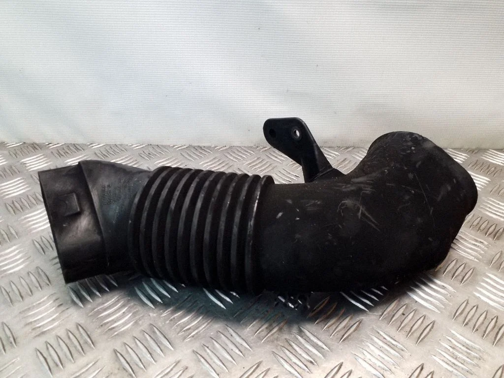 Air intake duct part – BMW 5 Series E60 E61 (2004-2010)