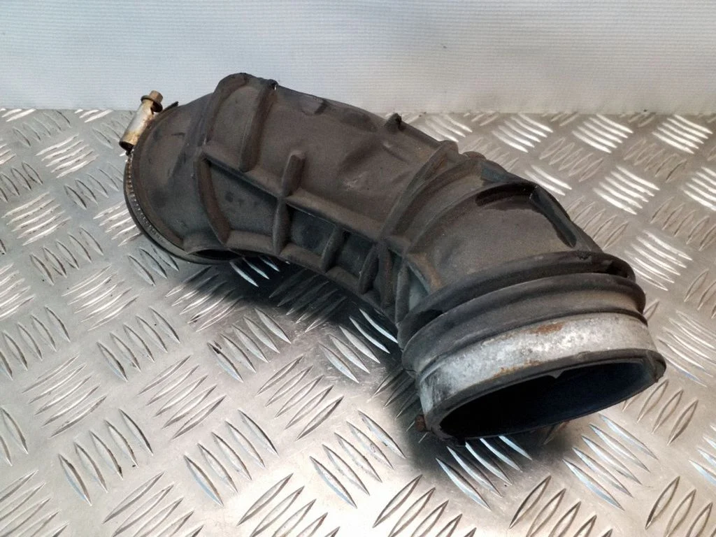 Õhu sisselaske voolik (-ud)/ toru (-d) 5465786 – Saab 9-5 (1998-2005)