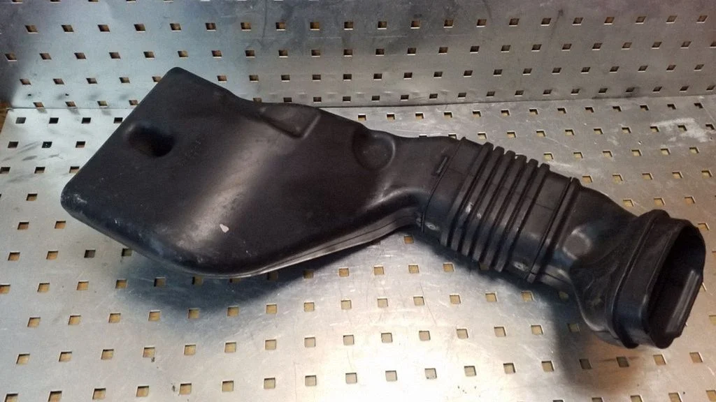 Air intake hose/pipe 1505A480