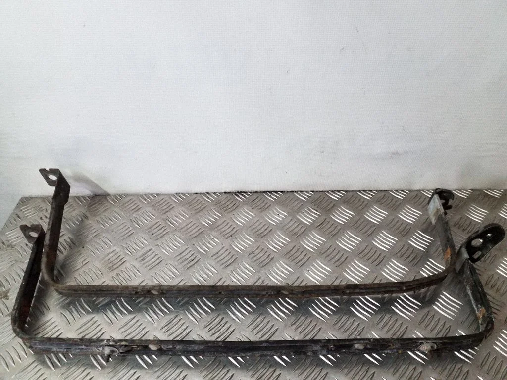 Fuel tank mounting bracket