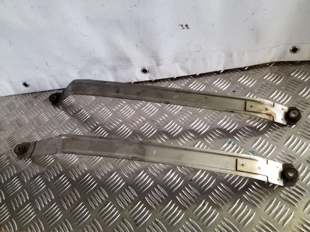 Fuel tank mounting bracket