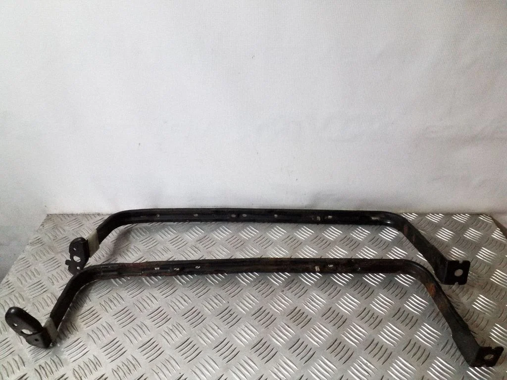 Fuel tank mounting bracket
