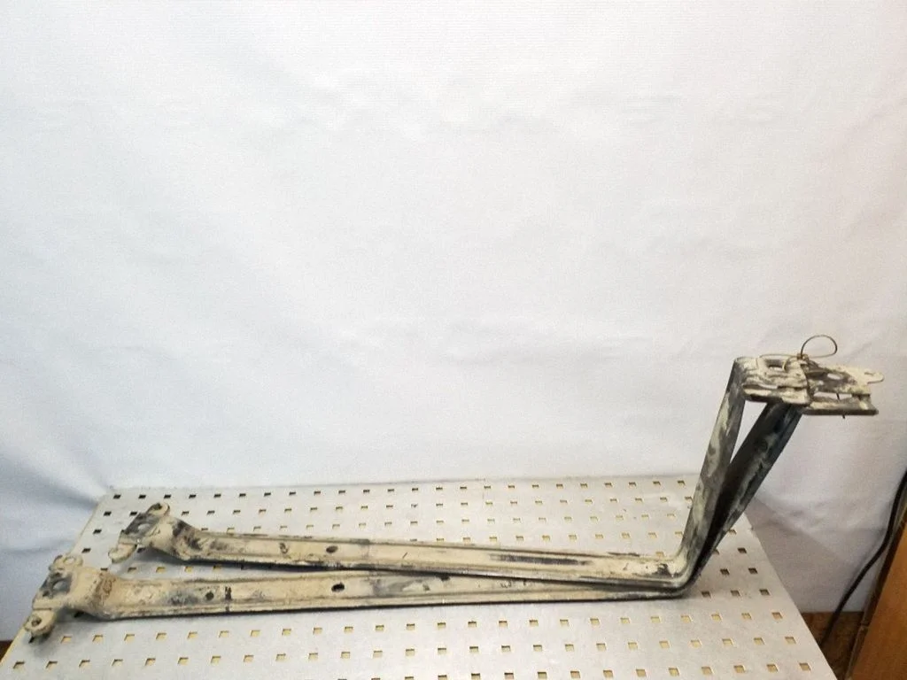 Fuel tank mounting bracket