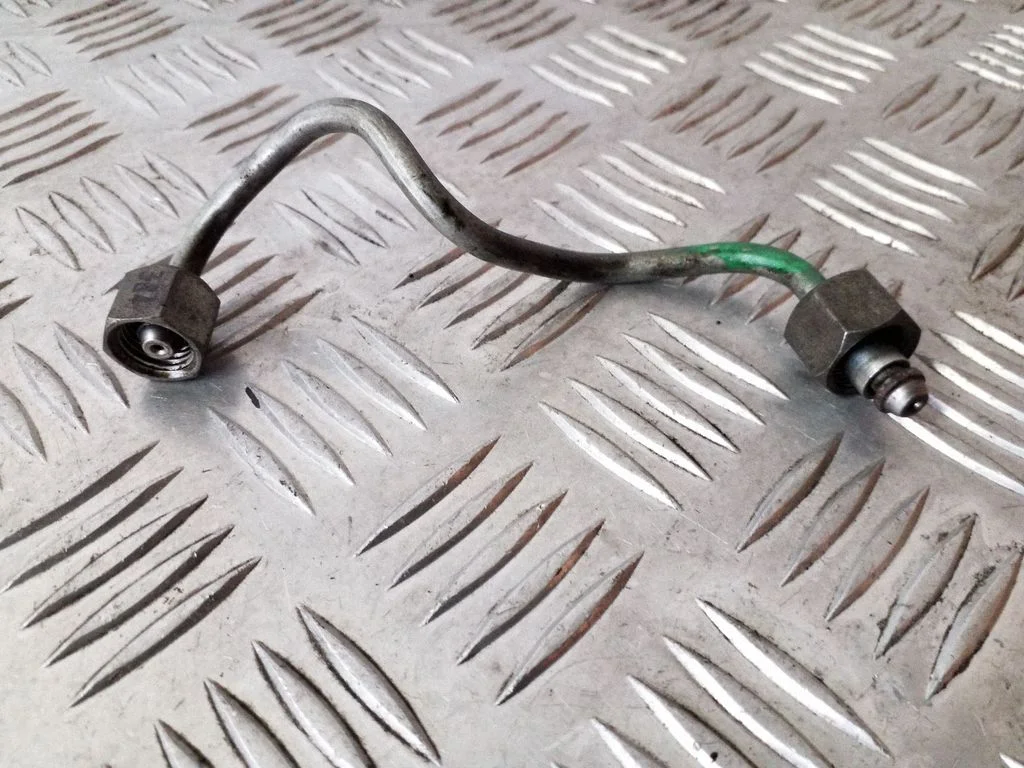 Fuel injector supply line/pipe