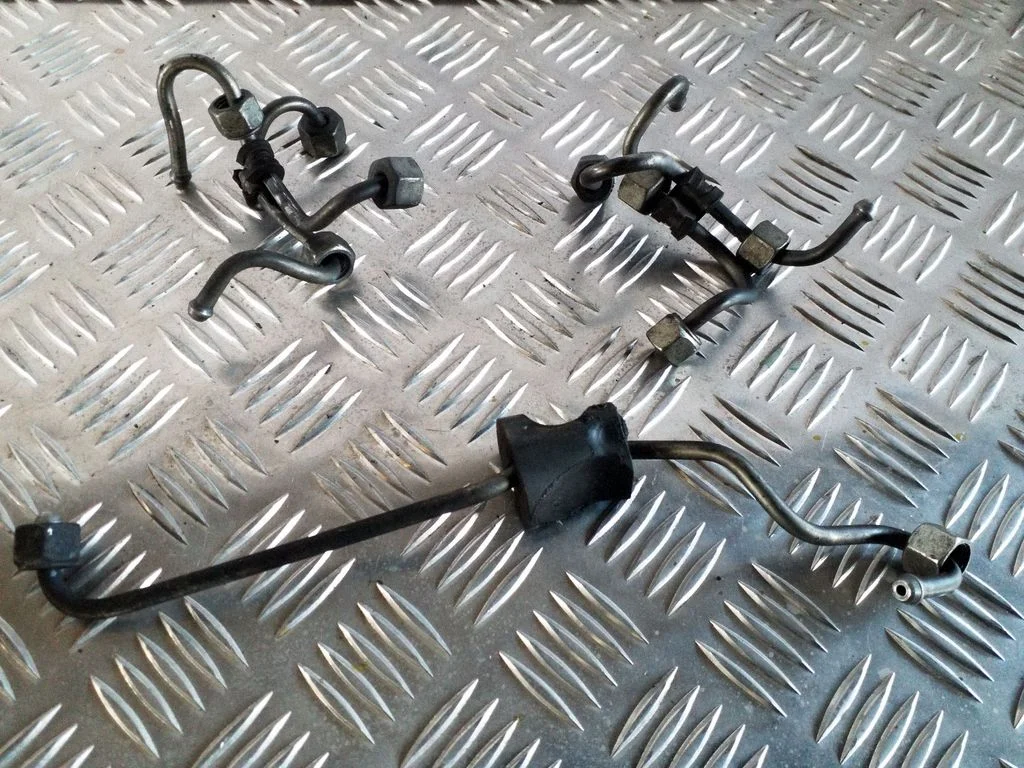 Fuel injector supply line/pipe