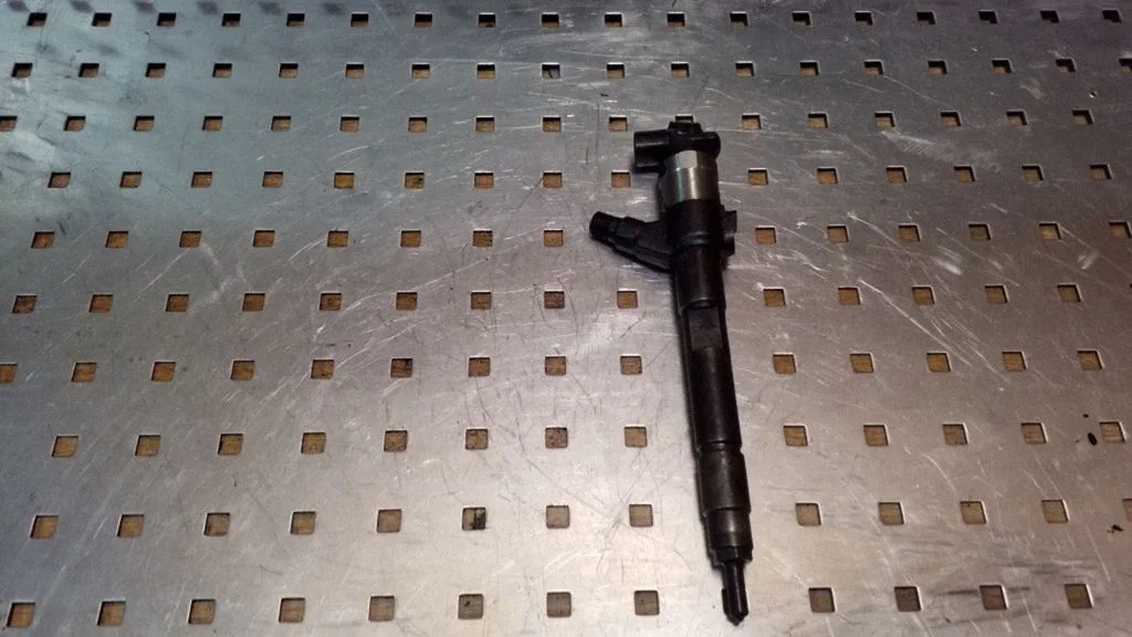 Fuel injector 1465A323