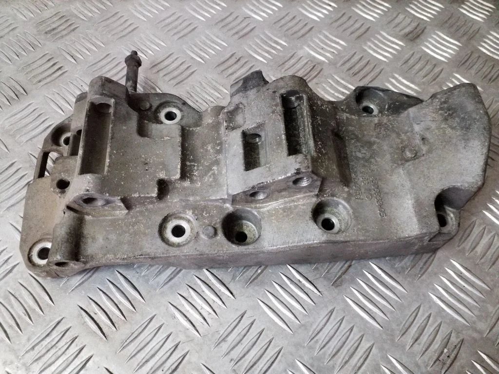 Generator/alternator bracket 8506863