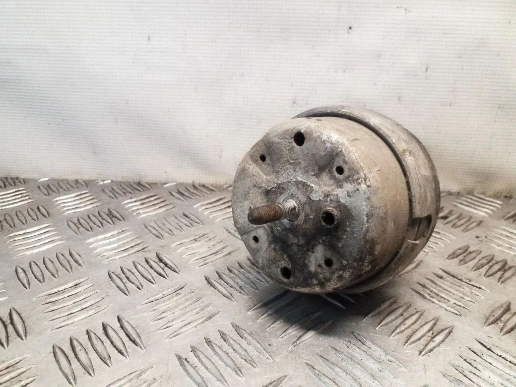 Dzinēja spilvens 8D0199379J