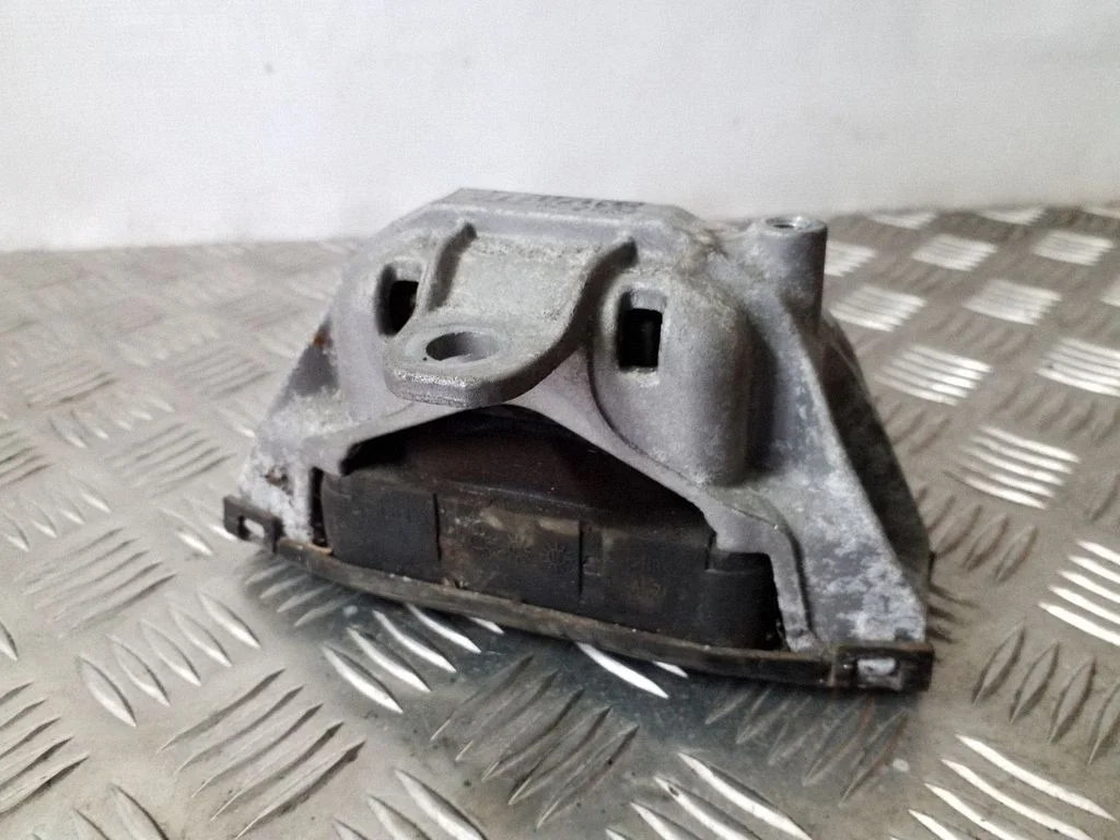 Engine mount bracket 95128777