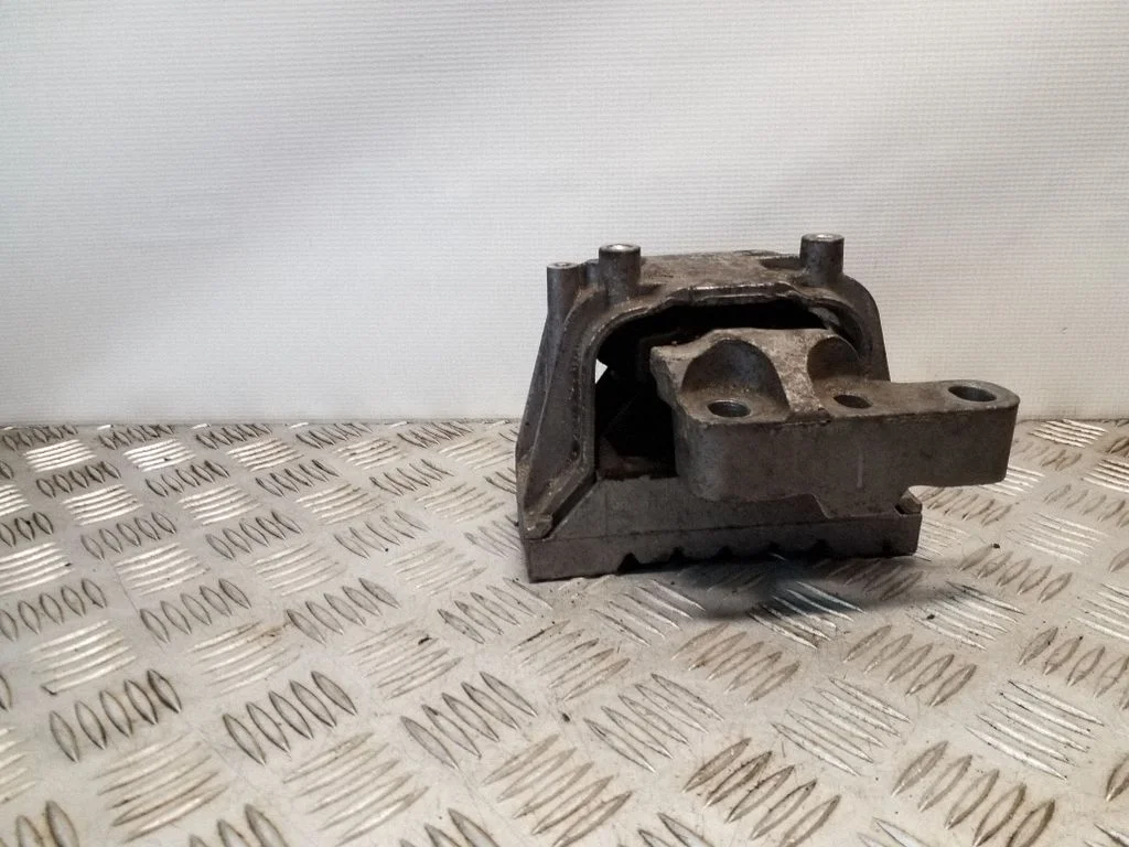 Dzinēja spilvens – Volkswagen Passat CC (2008-2016)