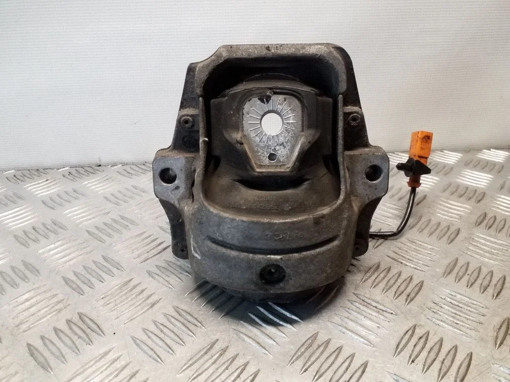 Dzinēja spilvens 8R0199381