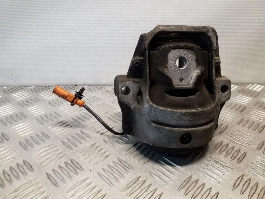 Dzinēja spilvens 8R0199381