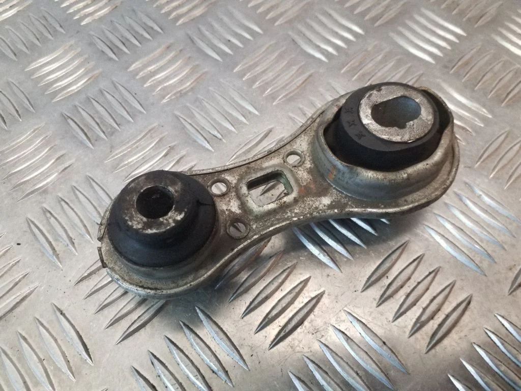 Engine mount bracket – Nissan Primera (2002-2007)