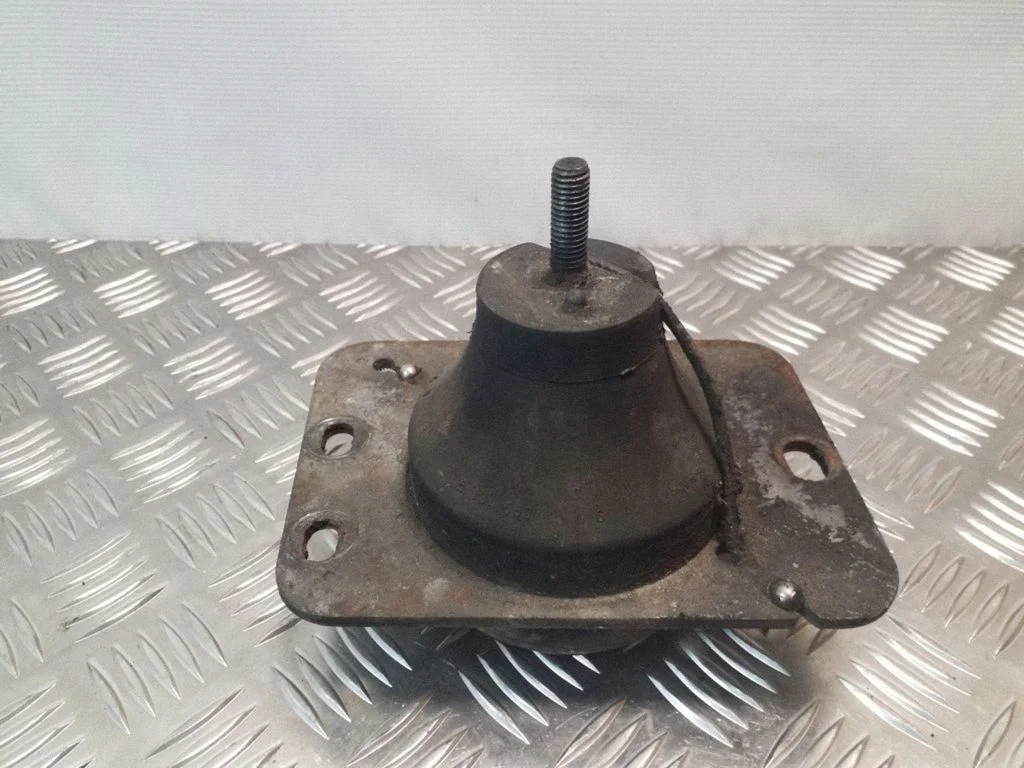 Engine mount bracket 8200049236