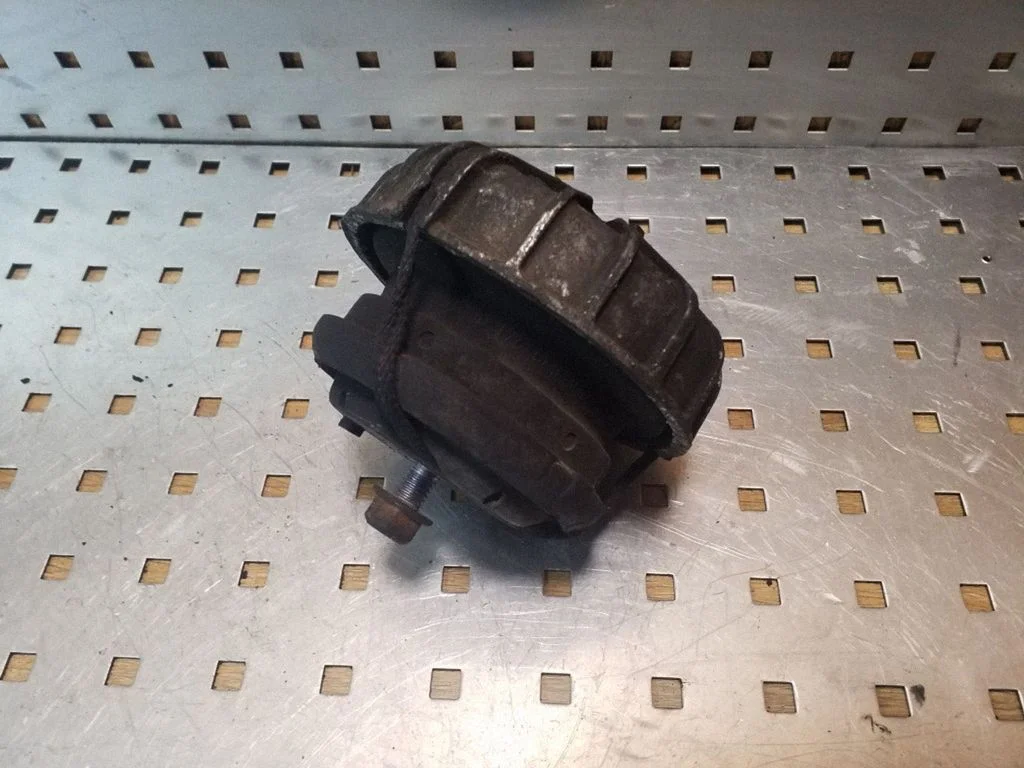 Engine mount bracket A6392410413