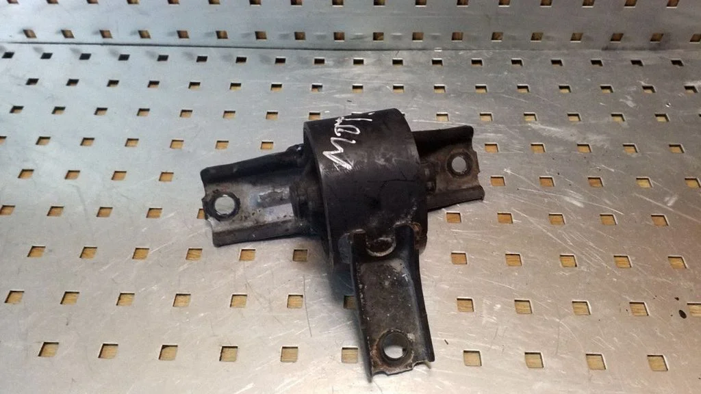 Engine mount bracket