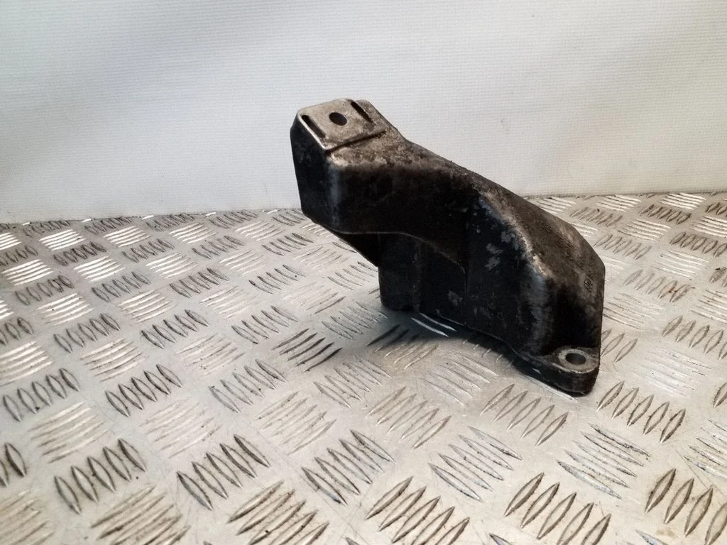 Dzinēja stiprinājuma kronšteins – Audi A4 S4 B5 8D (1999-2000)