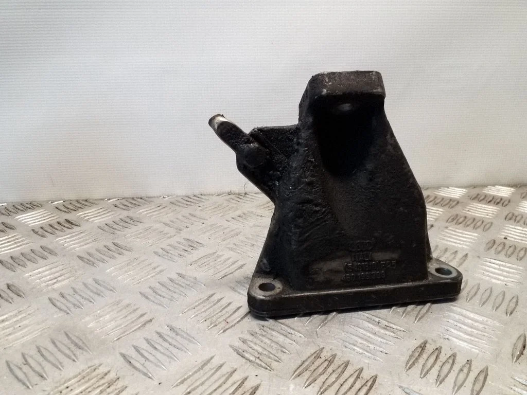 Dzinēja stiprinājuma kronšteins – Audi A4 S4 B5 8D (1999-2000)