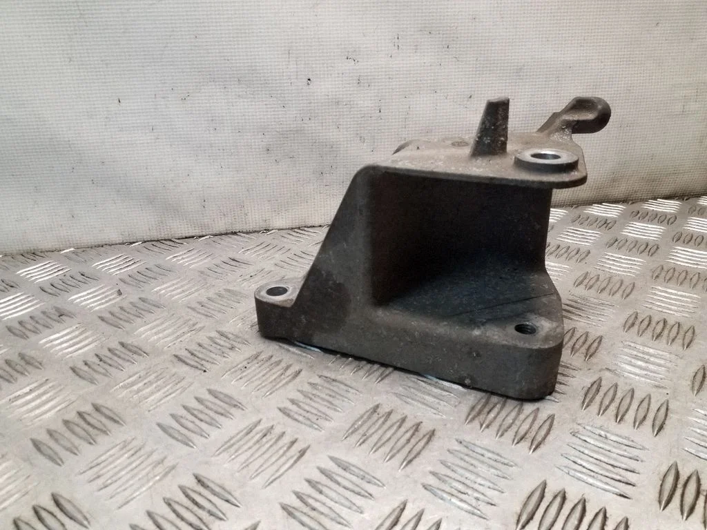 Engine mounting bracket – Opel Insignia A (2008-2017)