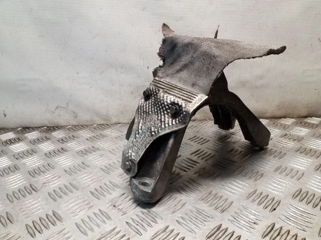 Engine mounting bracket – Audi Q5 SQ5 8R (2008-2017)