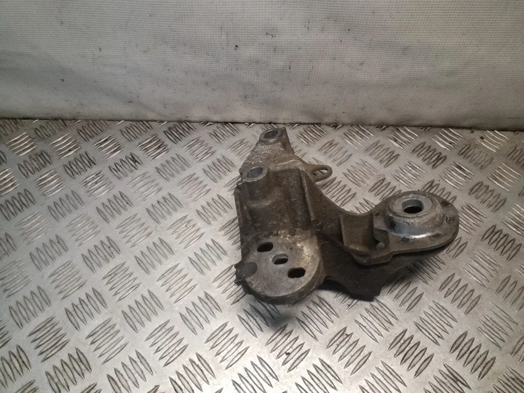 Engine mounting bracket – Audi A4 S4 B7 8E 8H (2005-2008)