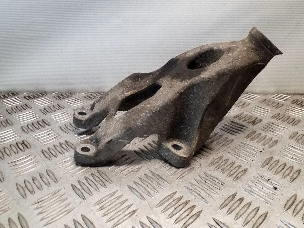Mootori kinnituskronstein 8K0199307B