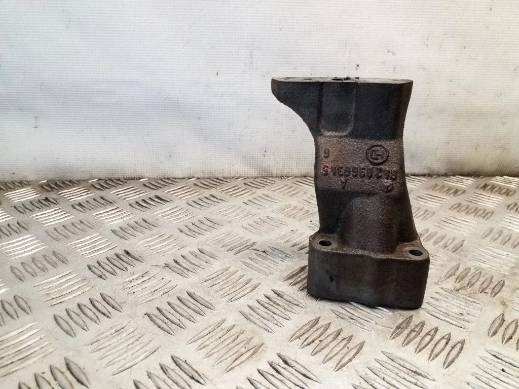 Mootori kinnituskronstein A6420980345