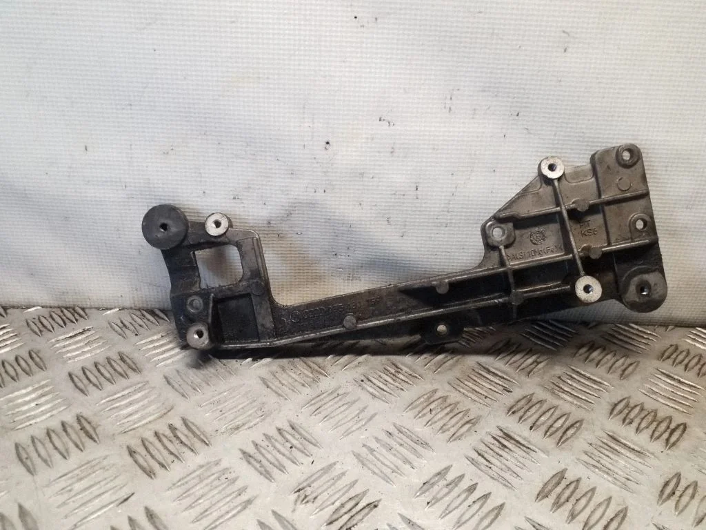 Dzinēja stiprinājuma kronšteins 03G131159
