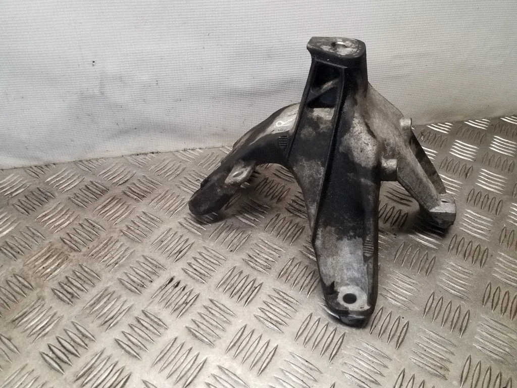 Mootori kinnituskronstein 8K0199308CA