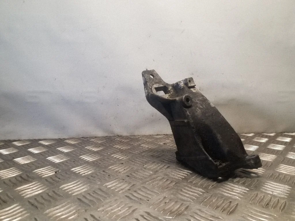 Dzinēja stiprinājuma kronšteins 8A0199307C
