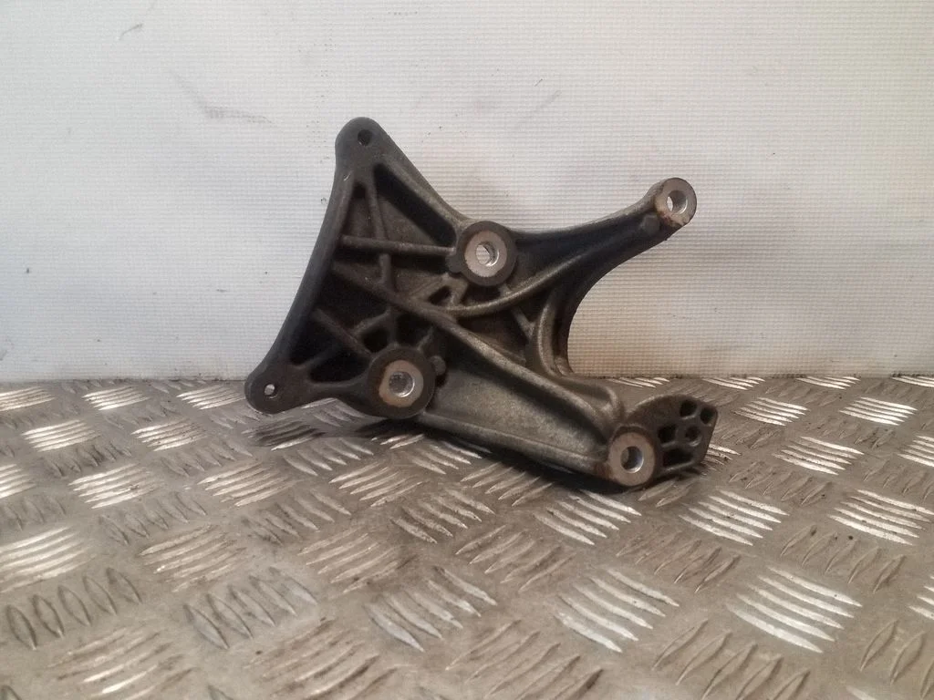 Engine mounting bracket 20513136F
