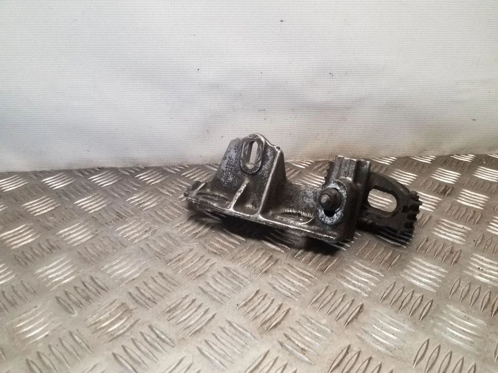 Dzinēja stiprinājuma kronšteins 7M0199600C