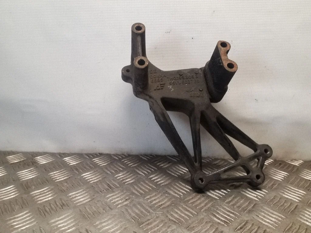 Dzinēja stiprinājuma kronšteins 7M0199308B