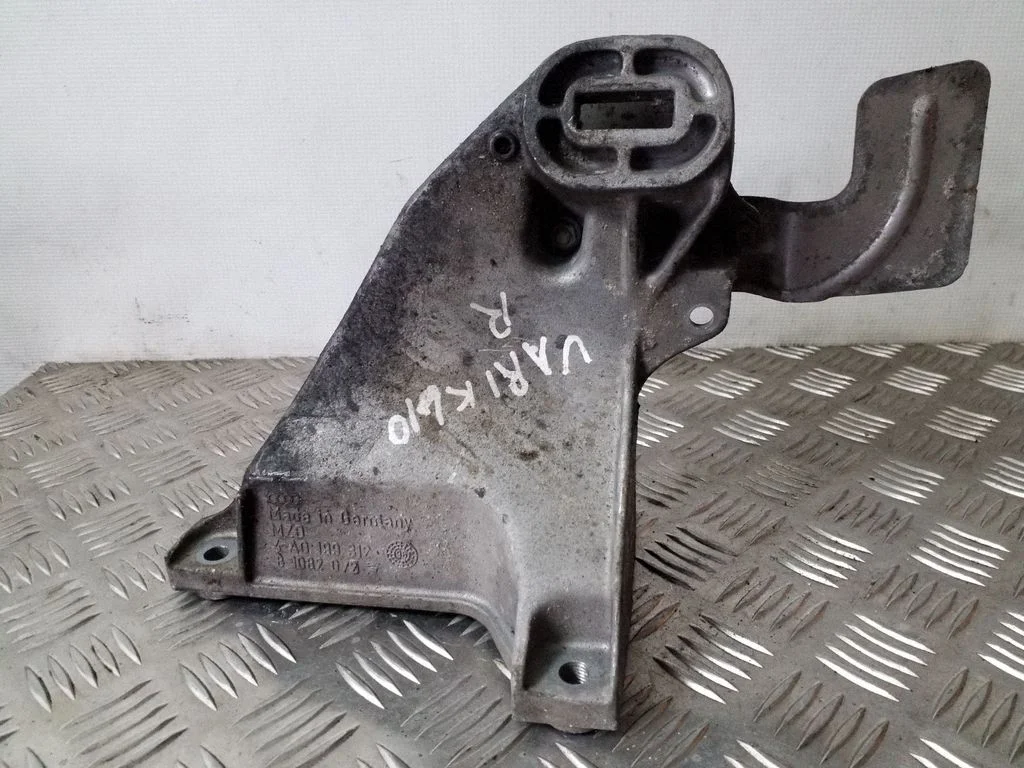 Dzinēja stiprinājuma kronšteins 4A0199312